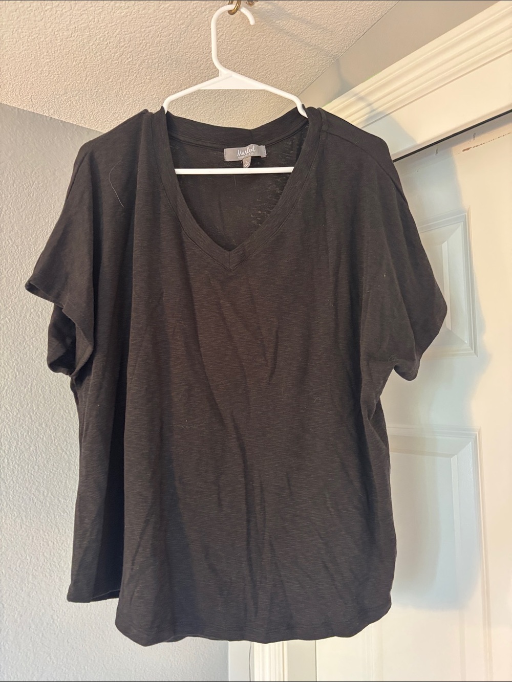 Marled Everyday V-Neck Short Sleeve Tee in Black